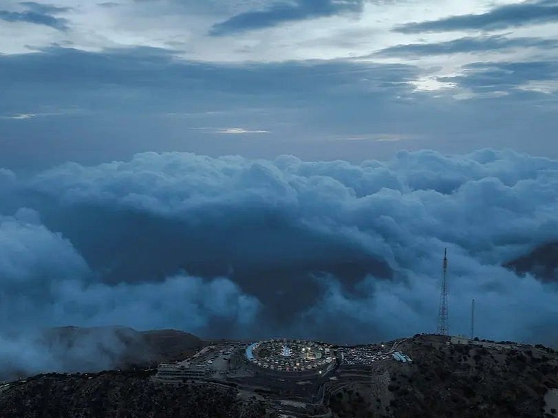 Located 40 kilometers northeast of Al Baha Region, the mountains of Al Mandaq governorate is known for its mild weather and summer fog.