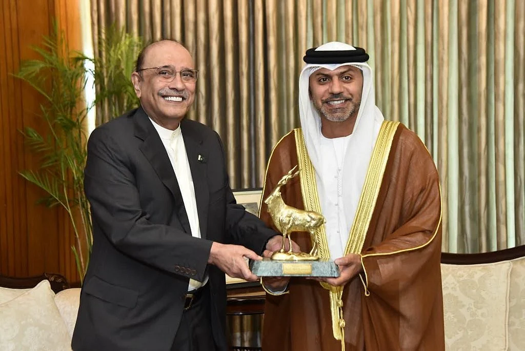 Pakistan President Asif Ali Zardari honouring Hamad Obaid Alzaabi, Ambassador of UAE to Pakistan on completion of his tenure in Islamabad.