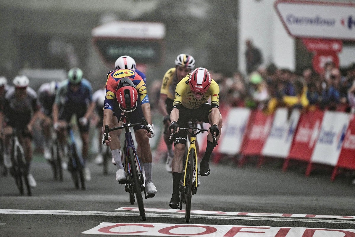 Team Visma-Lease a bike's Danish rider Jonas Vingegaard (R) crosses the finish line to win ahead of Team Lidl-Trek's Italian rider Giulio Ciccone (L) during the second stage of the Vuelta a Espana, a 159,6 km race between Alba and Limone Piemonte, in Italy's Piemonte region, on August 24, 2025.