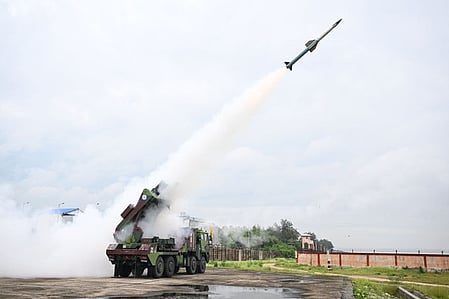 The system incorporates radar, launchers, targeting and guidance systems, missiles, and command-and-control units to provide comprehensive air defence.