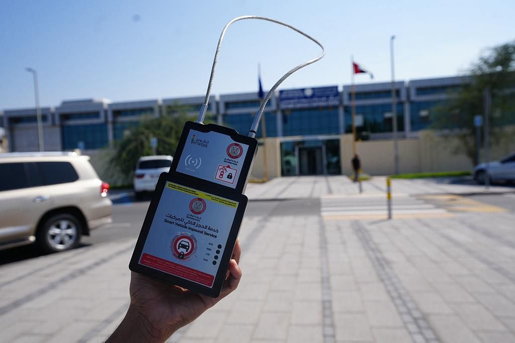 The service offers significant flexibility, including the option to request a technician to install the device at the vehicle’s location for an additional fee.