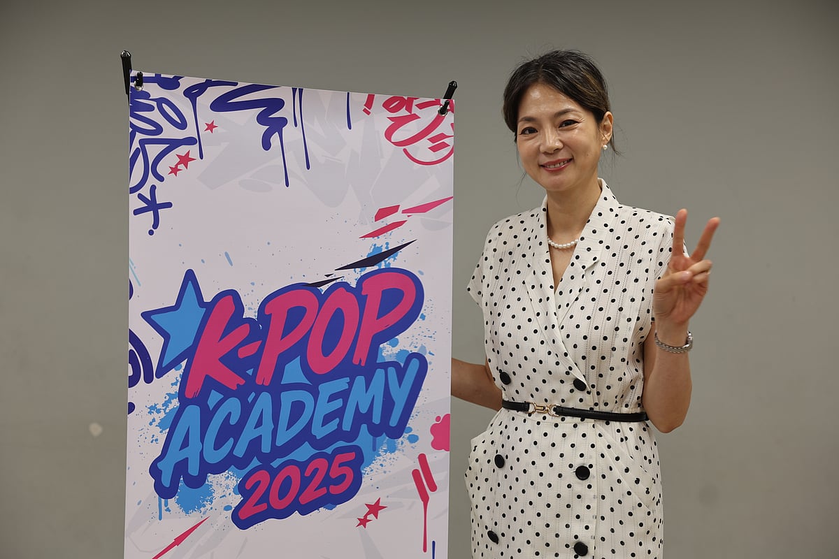 Yu Miran, associate professor and Director of K-Pop from the Dong-Ah Institute of Media and Arts (DIMA) in collaboration with the Korean Cultural Centre, conducted a K-Pop workshop. 