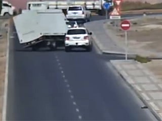 UAE: Dh400 fine, 4 black points for unsafe road entry