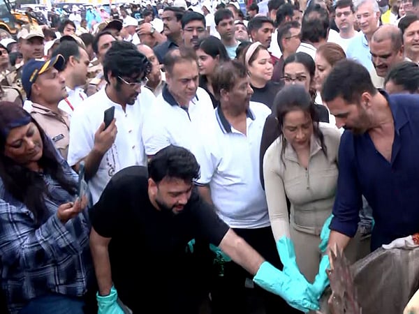 Akshay Kumar and Amruta Fadnavis in the clean-up drive  