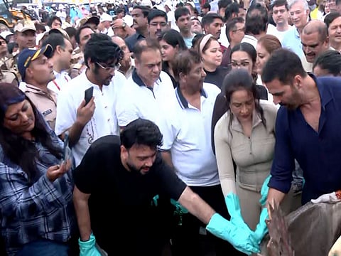 Akshay Kumar and Amruta Fadnavis in the clean-up drive  