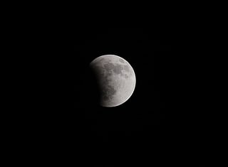 UAE mosques hold special prayers during lunar eclipse