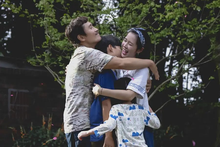 The film stars Lee Byung-hun and Son Ye-jin. What begins as a satire on corporate disposability spirals into a mix of slapstick homicide, family fractures, and unsettling revelations about the past.