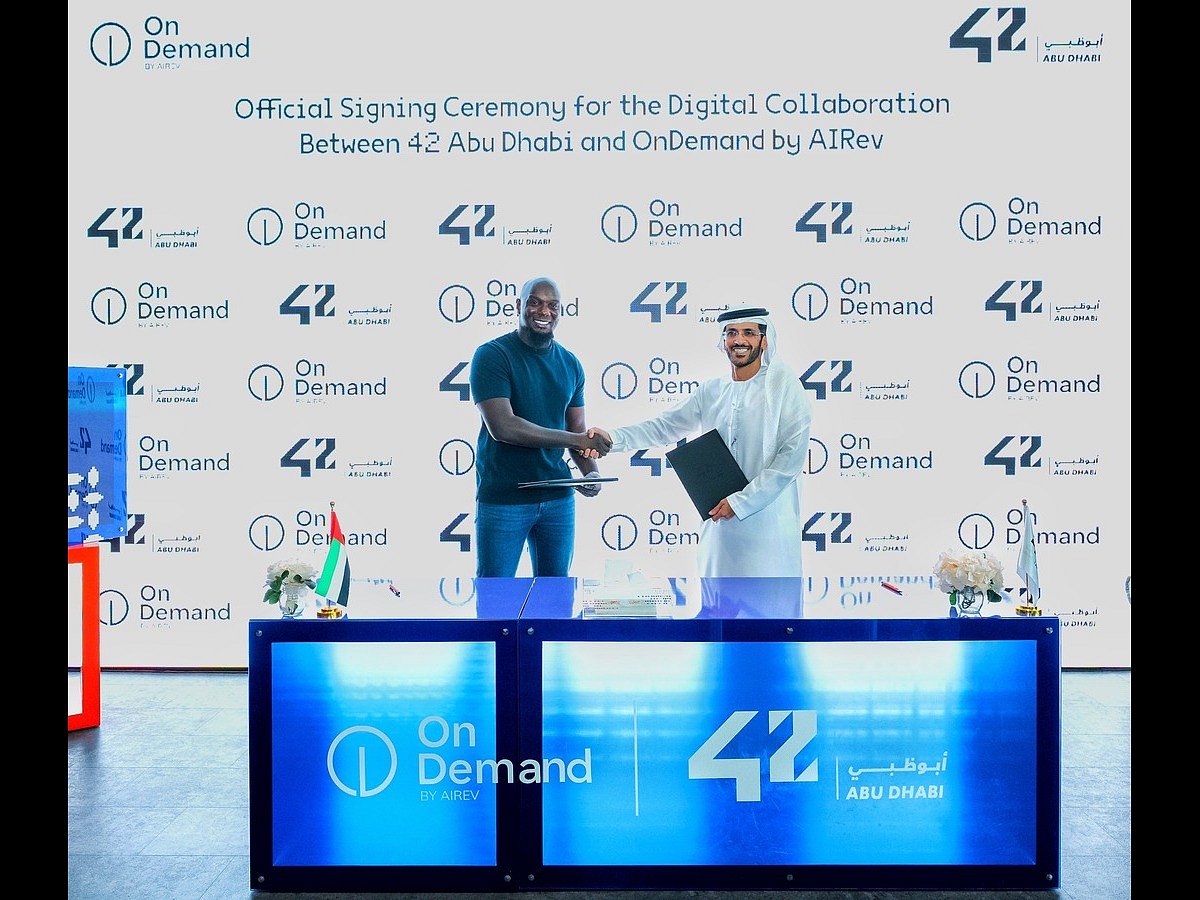 Muhammed Khalid, CEO, AIREV with Dr. Ahmed Al Shoaibi, Acting CEO of 42 Abu Dhabi 