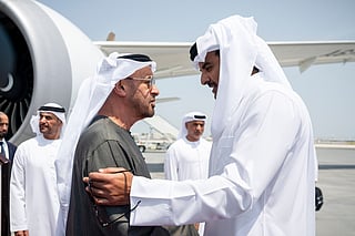 UAE President arrives in Doha received by Emir of Qatar