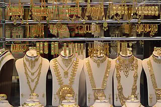 Dubai gold climbs again as global risks keep prices elevated.