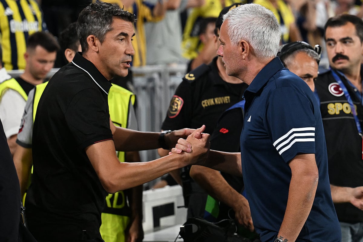 Fenerbahce's Portuguese head coach Jose Mourinho (R) and Benfica’s Portuguese head coach Bruno Lage (L) shake hands ahead of the start of the UEFA Champions League play off first leg football match between Fenerbahce (TUR) and Benfica (POR) at the Fenerbahce Sukru Saracoglu Sport Complex in Istanbul on August 20, 2025. 
