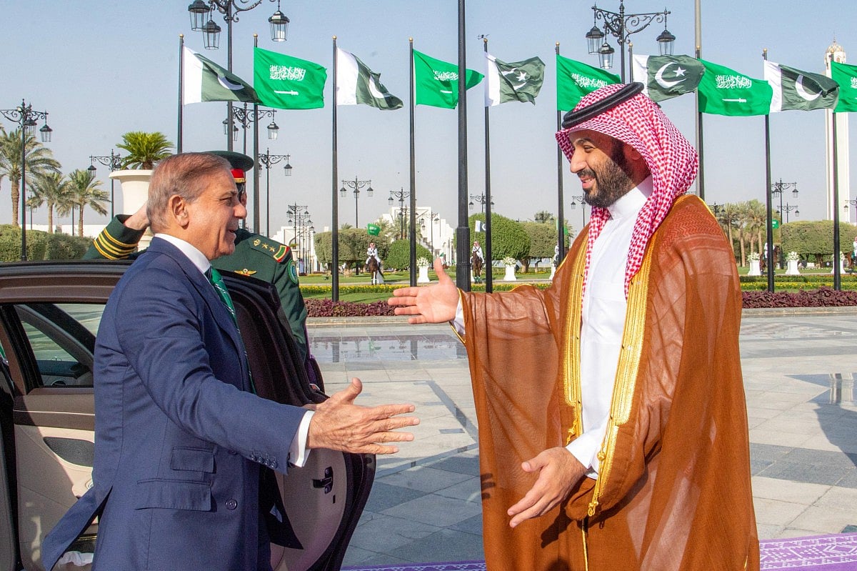 A handout picture provided by the Saudi Press Agency (SPA) on September 17, 2025, shows Saudi Arabia's Crown Prince Mohammed bin Salman (R) welcoming Pakistan's Prime Minister Shehbaz Sharif ahead of their meeting in Riyadh.