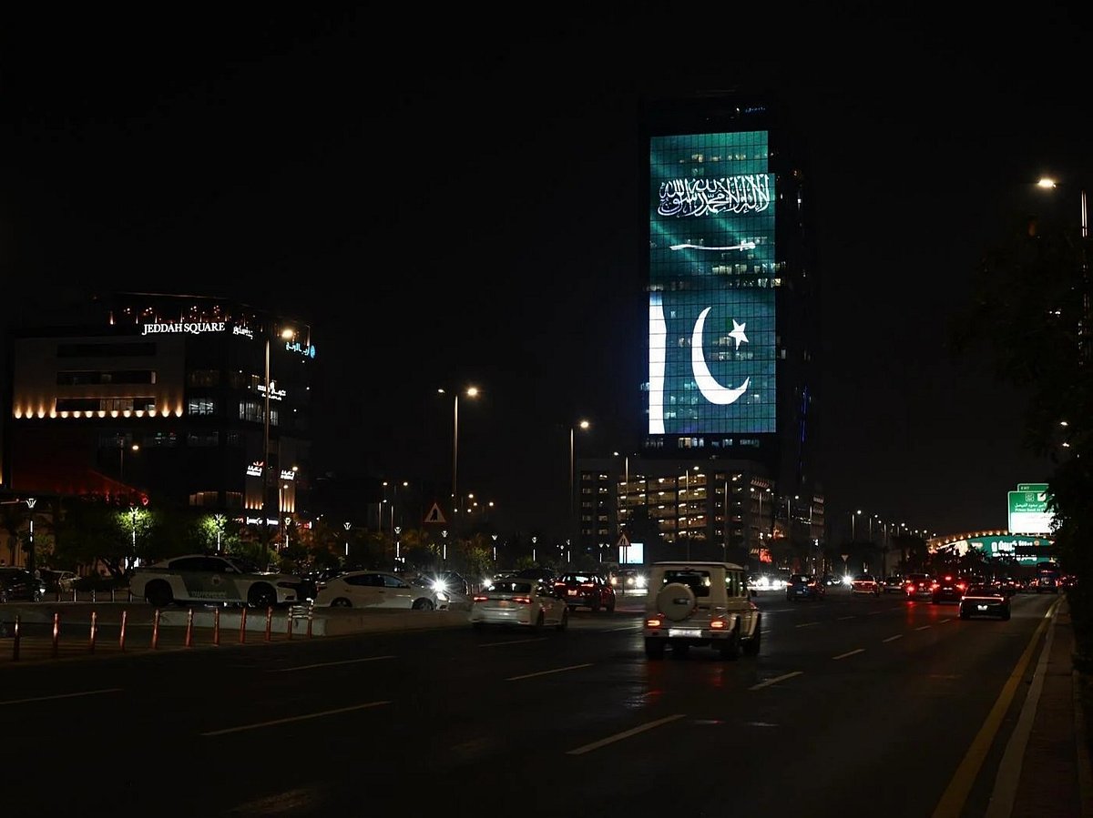 Flaggen von Saudi-Arabien und Pakistan beleuchten saudische Türme ...