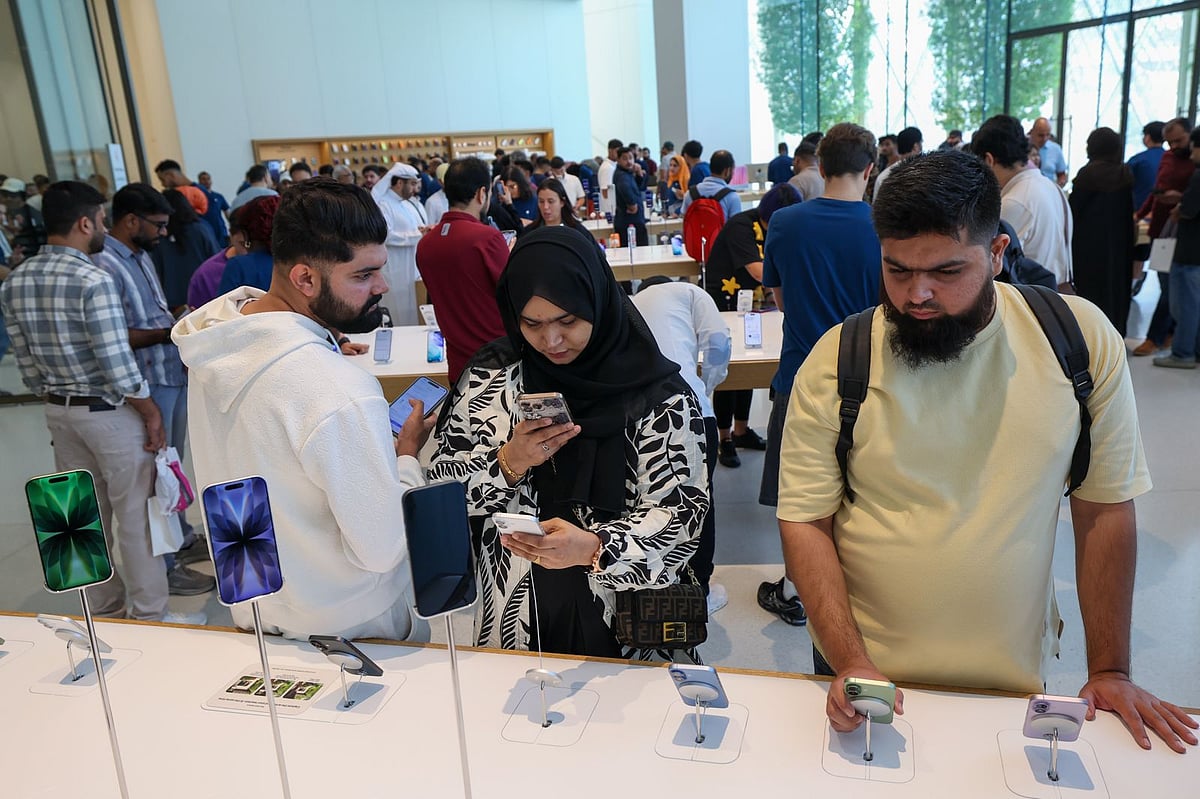 Inside the orderly chaos of Dubai Mall’s iPhone 17, Pro Max ...