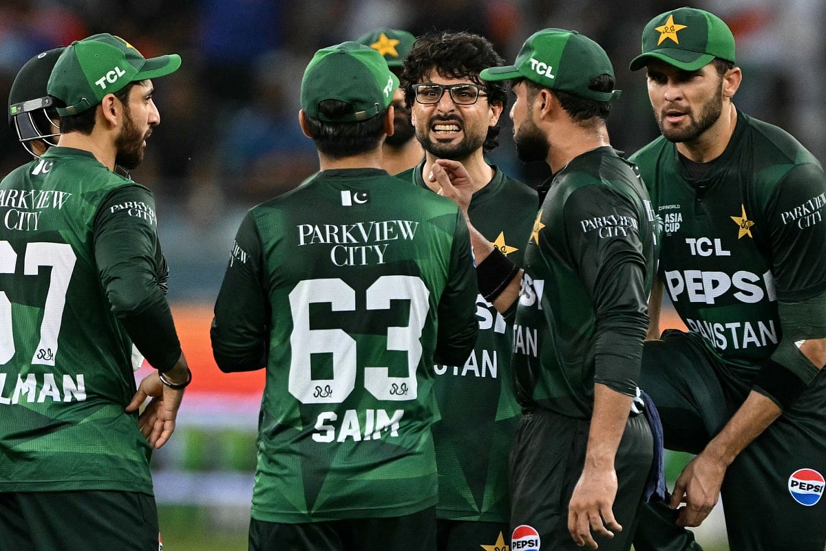 Pakistan's Abrar Ahmed (C) celebrates with teammates after taking the wicket of India's Abhishek Sharma during the Asia Cup 2025 