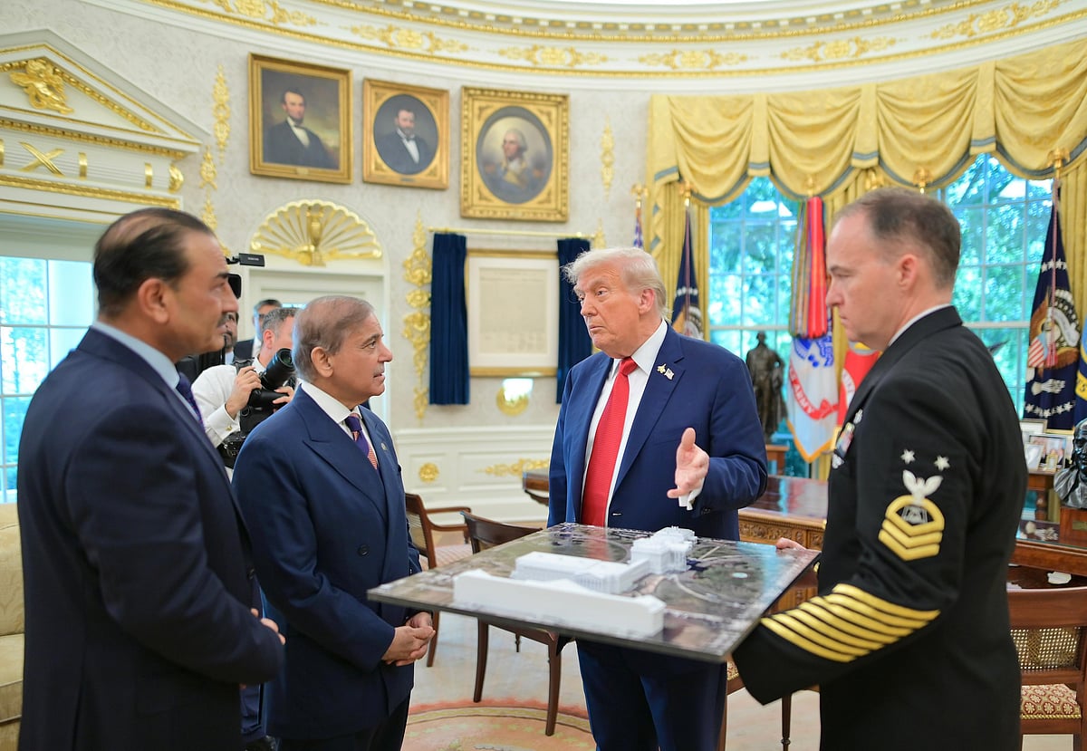 Trump hails Pakistan leaders as 'very great guys' at White House