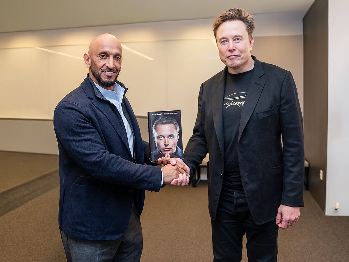 Abdulla bin Mohammed bin Butti Al Hamed, Chairman of the UAE National Media Office, the UAE Media Council, and BRIDGE, meets Elon Musk, CEO of X, SpaceX, Tesla, and Starlink, at Tesla Headquarters in Palo Alto, California. 