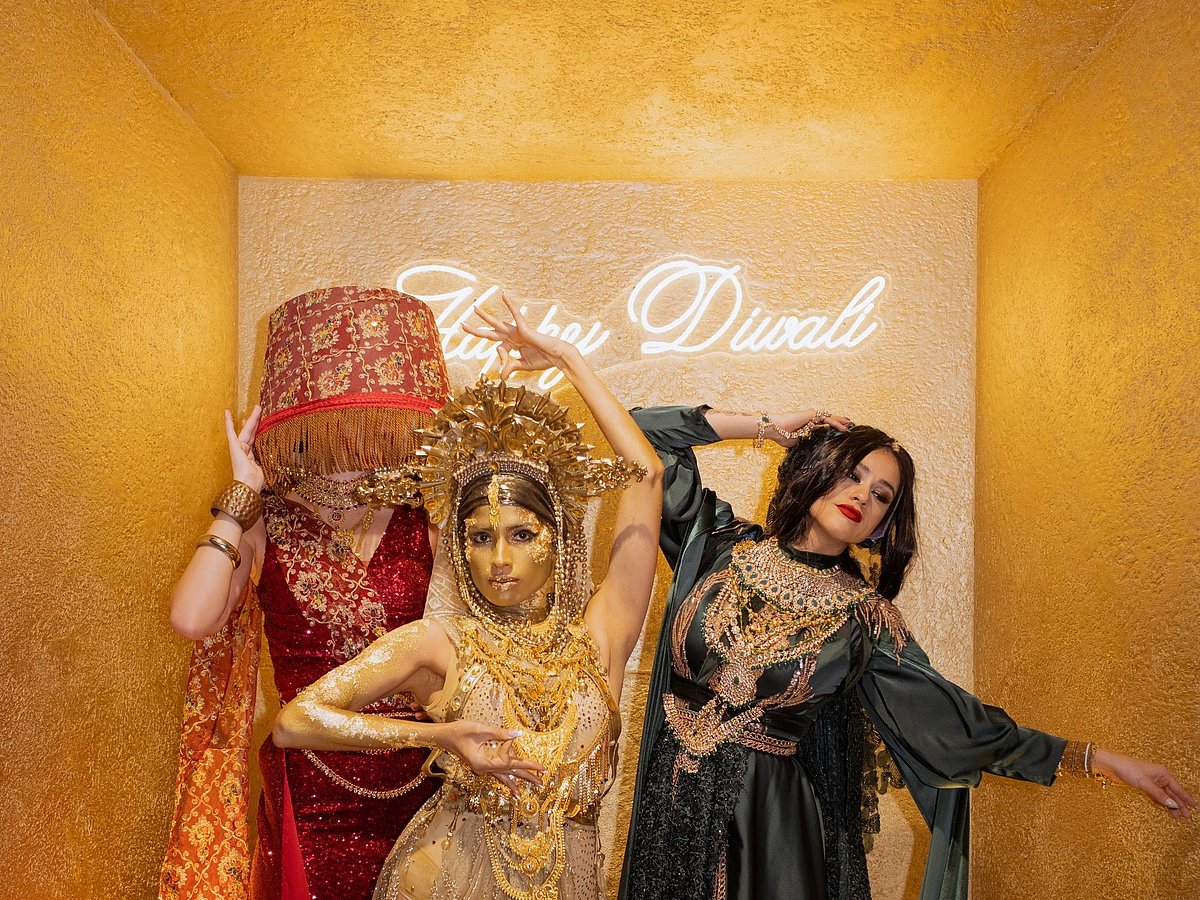 As the planners explain, guests want interactive elements—live rangoli artists, immersive light projections, and top-notch entertainment. They want to feel like they’re stepping into a once-in-a-lifetime celebration rather than a predictable party