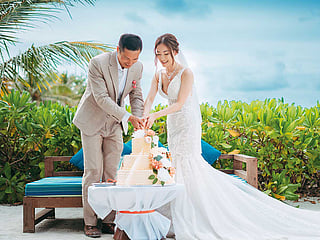Hand in hand on the edge of the sand: the Holiday Inn Resort Kandooma Maldives.