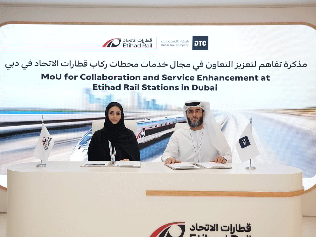 The MOU was signed by Mansoor Rahma Alfalasi, CEO, Dubai Taxi Company, and Azza Alsuwaidi, Deputy CEO of Etihad Rail Mobility.