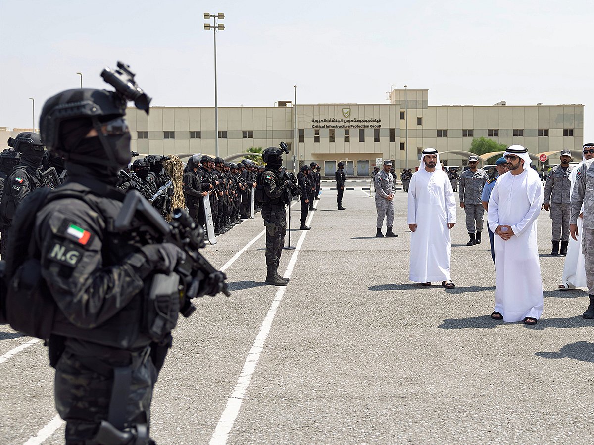 Sheikh Hamdan attended a field demonstration showcasing the Guard’s high operational readiness, modern equipment, and the professionalism of its personnel.