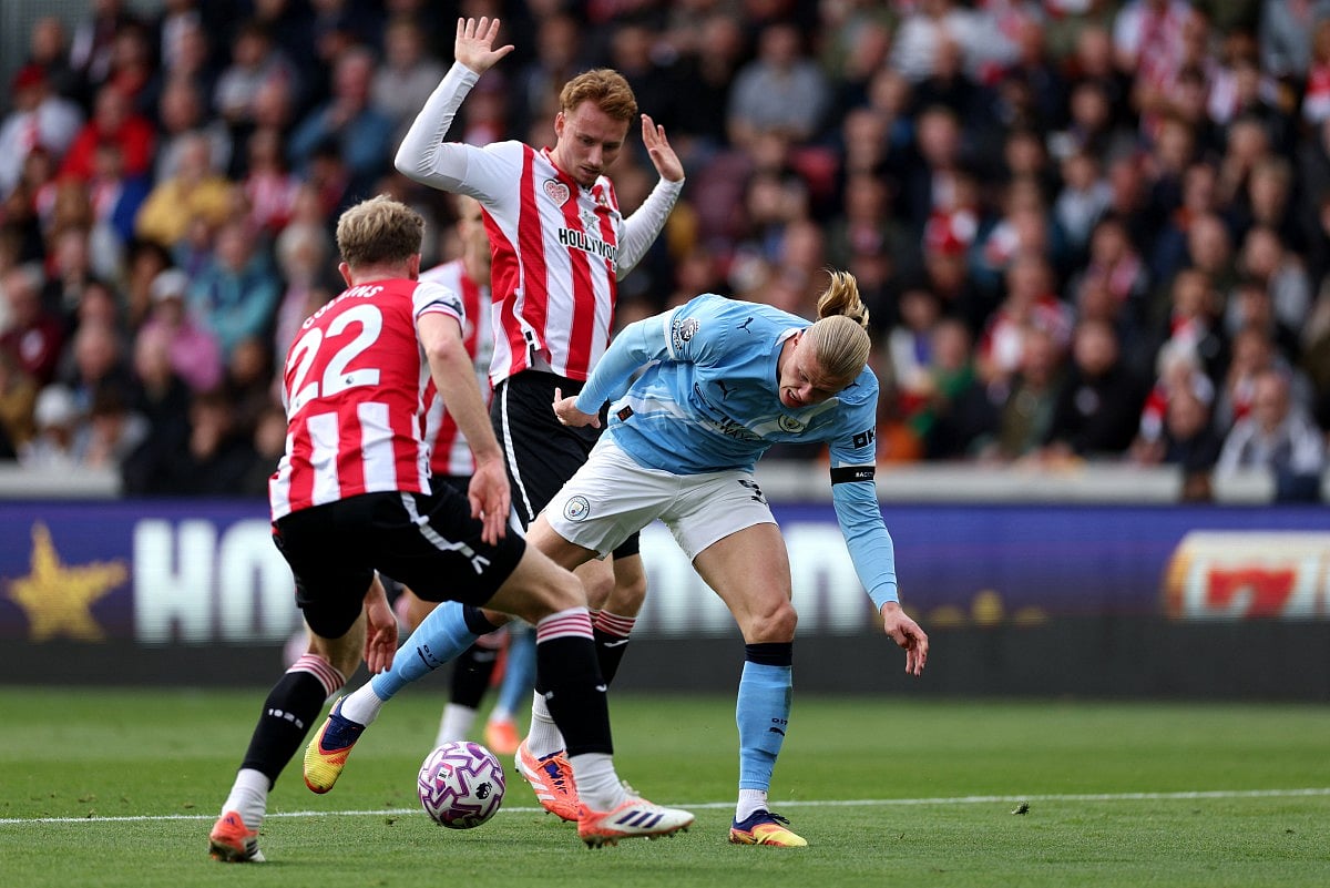 Manchester City's Norwegian striker Erling Haaland battles for the ball with Brentford's Dutch defender #04 Sepp Van den Berg during the English Premier League football match at the Gtech Community Stadium in London on October 5, 2025.