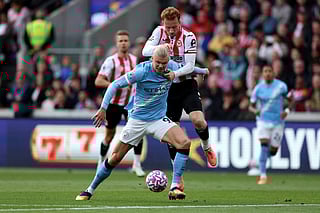 Manchester City's Norwegian striker Erling Haaland battles for the ball with Brentford's Dutch defender Sepp Van den Berg during the English Premier League football match at the Gtech Community Stadium in London on October 5, 2025.