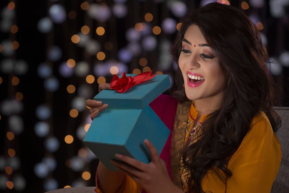 From warm amber and spicy saffron to sweet vanilla and exotic oud, the right perfume can instantly transport you to glowing diyas, glittering rangoli, and the buzz of celebration.
