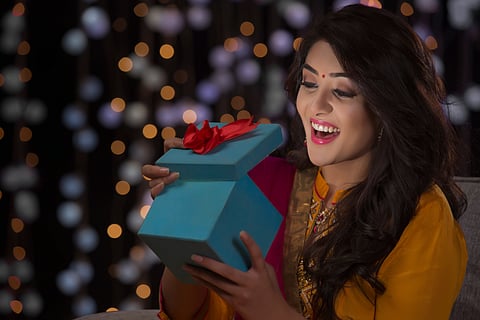From warm amber and spicy saffron to sweet vanilla and exotic oud, the right perfume can instantly transport you to glowing diyas, glittering rangoli, and the buzz of celebration.