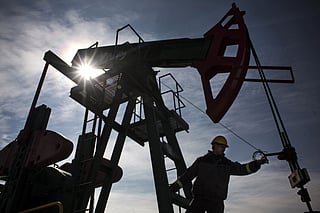 Oil prices fall further with US inventories in focus