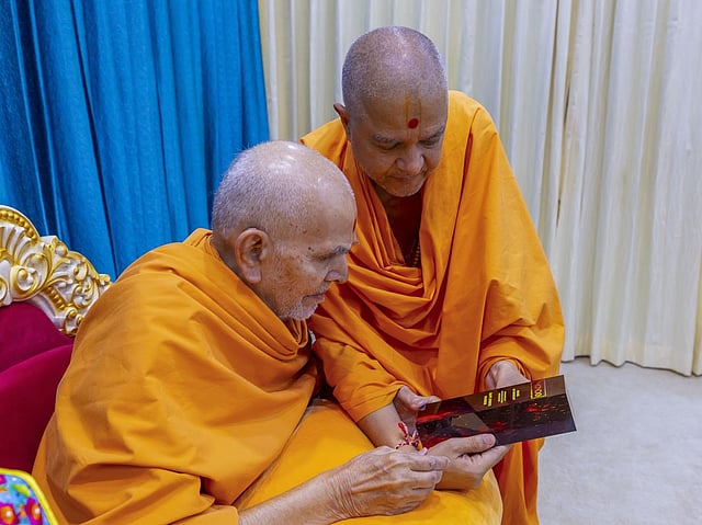 Swami Brahmaviharidas presents the global award for the ‘Fairy Tale’ immersive show to Mahant Swami Maharaj.