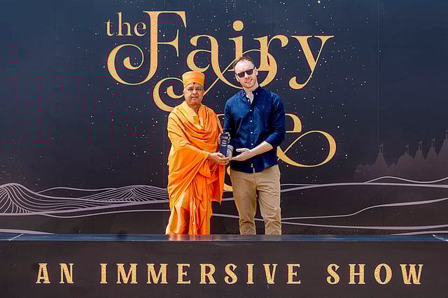 Adrian Goulder of VuEAV presents the MONDO-DR award to Swami Brahmaviharidas.