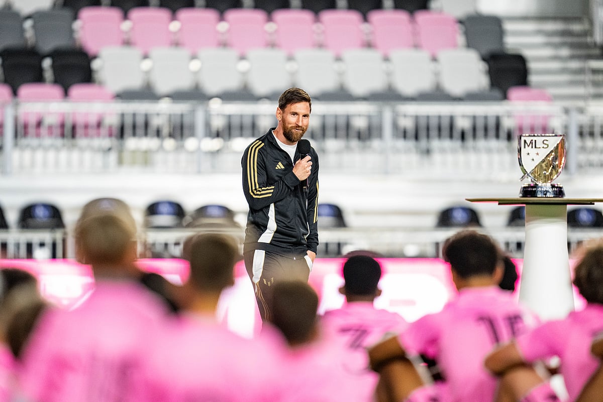 Lionel Messi addressing academy kids