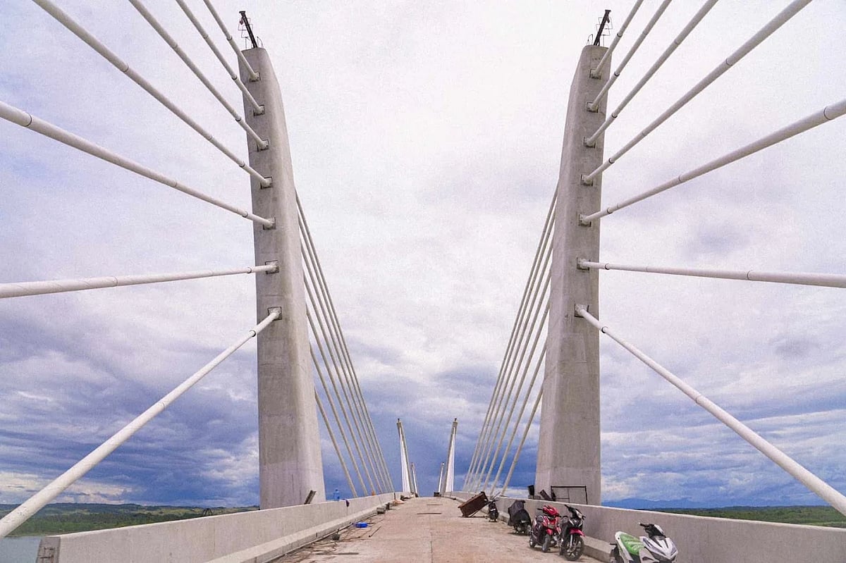 The 1,580-meter Camalaniugan Bridge is poised for completion before Christmas and promises to redefine local infrastructure with its world-class design and functionality. 