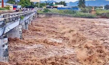 The surge has been attributed to substantial inflows from the Vaigai, Suruli, and Kottakudi rivers, which have been in spate due to torrential rainfall across Theni district and surrounding hill regions.