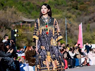 Watch: Pak-China fashion fusion dazzles at Great Wall