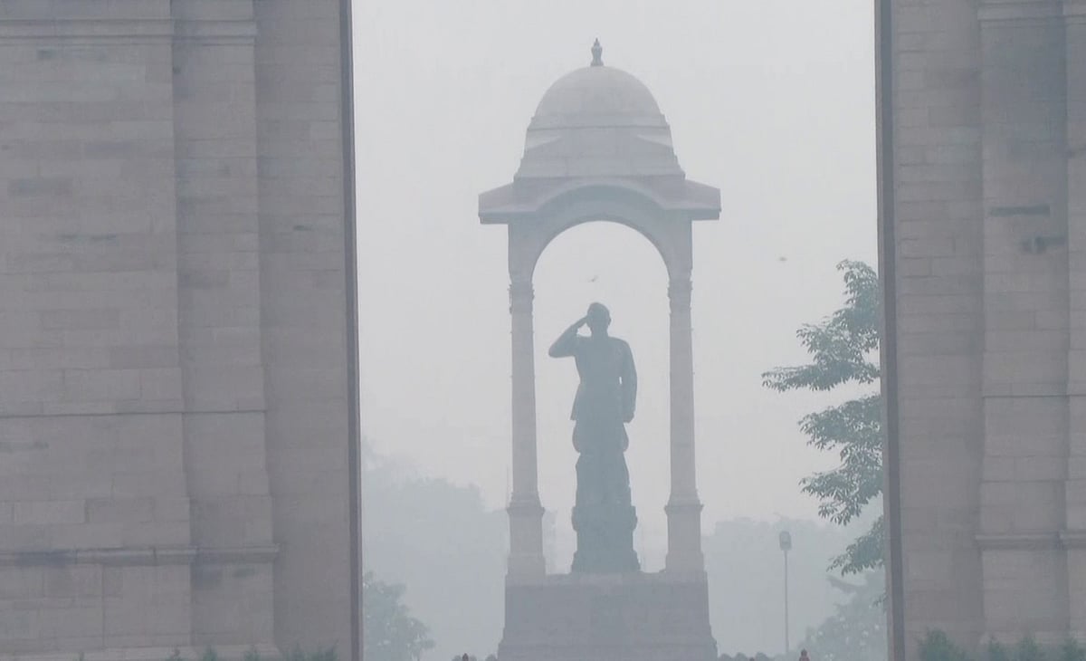 A view of Netaji Subhash Chandra Bose Canopy, covered in smog as the Air Quality Index (AQI) deteriorated, in New Delhi on Monday.  