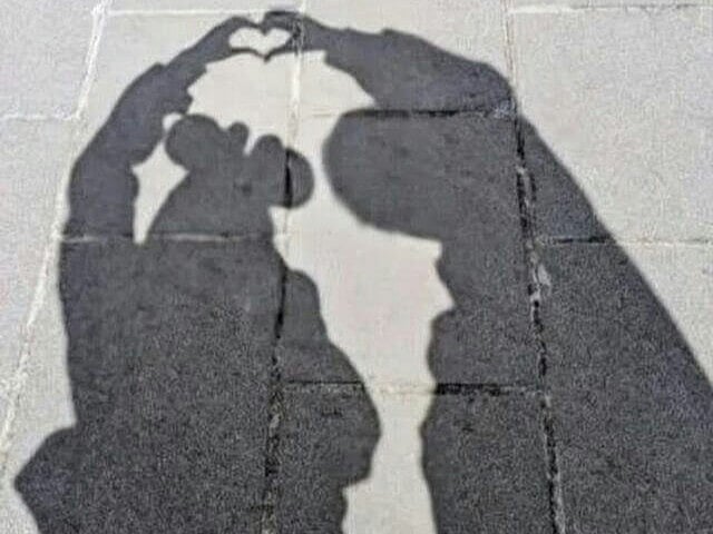 The two took artistic shadow photos together on the date, 