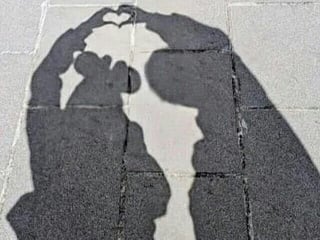 The two took artistic shadow photos together on the date, 
