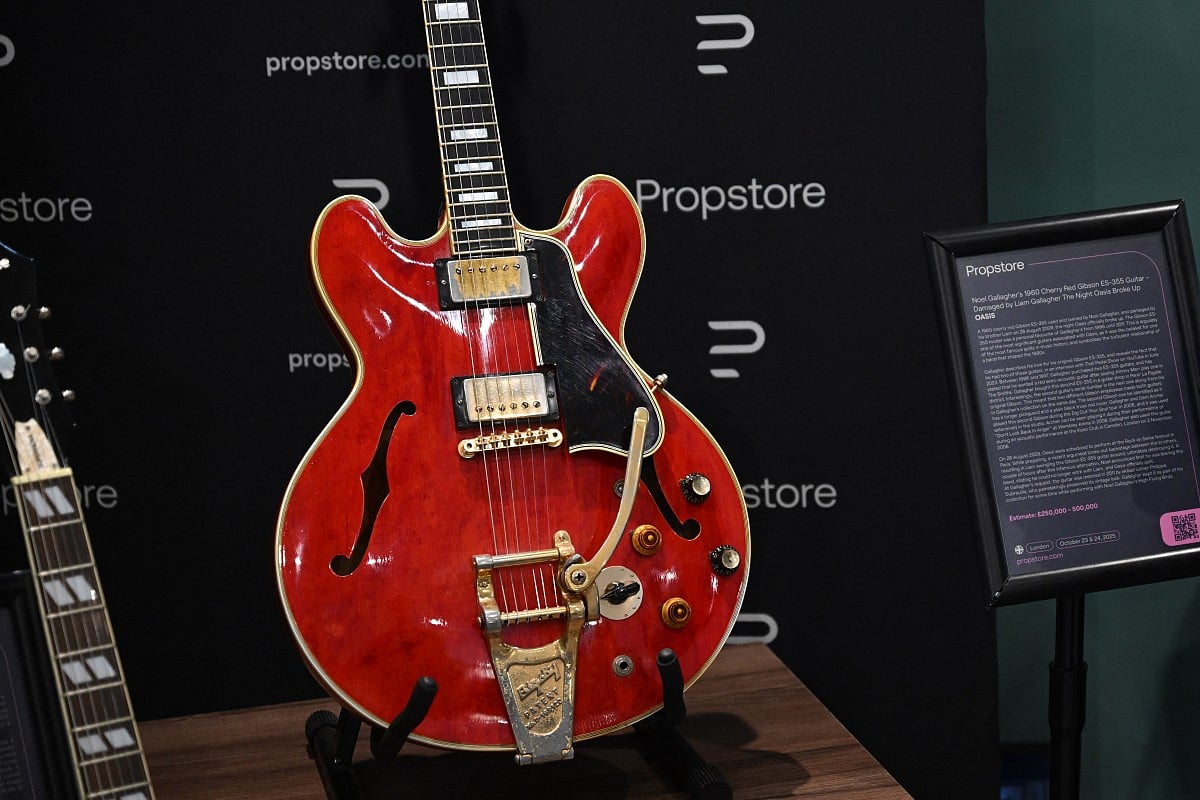 Oasis guitar sold at auction for $385,000