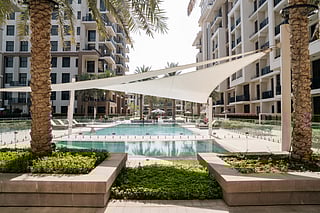 Nestled off Al Qudra Road (D63), Town Square Dubai enjoys a prime location surrounded by family-friendly communities such as Arabian Ranches 2, Mudon, The Sustainable City, and Dubai Studio City.