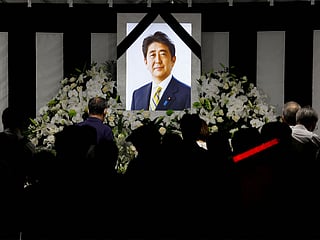 People paying tributes to former Japanese PM Shinzo Abe.