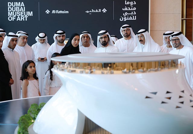 Sheikh Mohammed inspects a model of Duma Museum of Art 
