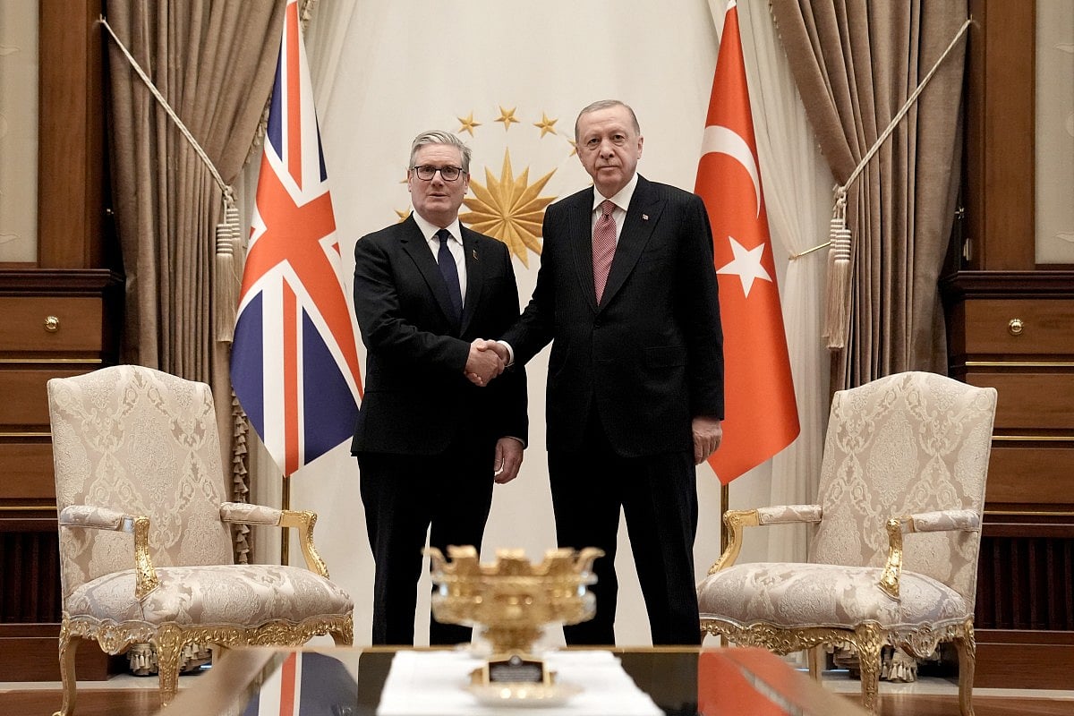 Britain's Prime Minister Keir Starmer with Turkey's President Recep Tayyip Erdogan at the Presidential Palace in Ankara on October 27, 2025.