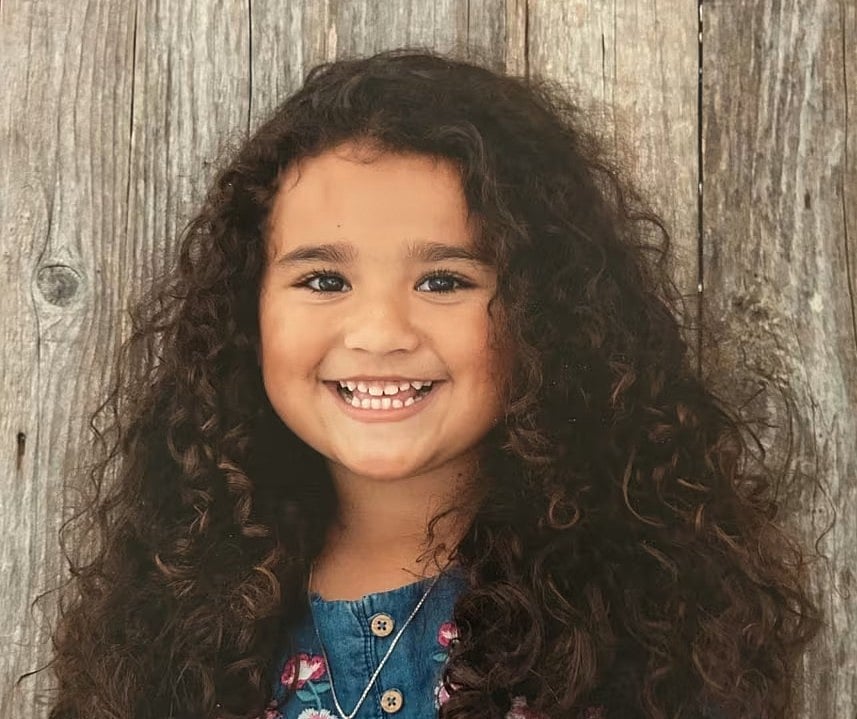 Surveillance photos from October 7, 2025 show Melodee Buzzard wearing a wig. 