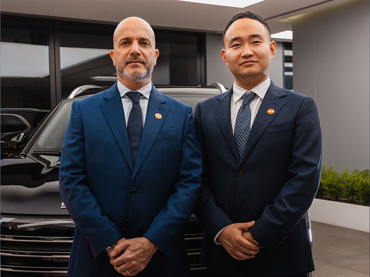 From Left: Elie Nehme, Senior General Manager, SOUEAST UAE and Kai Jin, Middle East Regional Director, SOUEAST AUTO