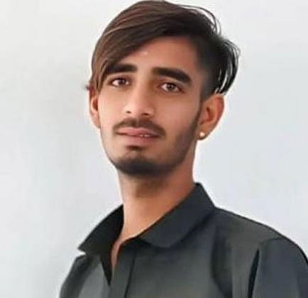 The deceased, identified as Dharshan N (24), a gig worker, was riding a motorcycle with his friend G. Varun (24) as pillion when their bike brushed against the couple’s car, breaking its side mirror.