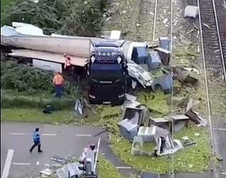 The cargo truck failed to clear the railway crossing in Meteren, central Netherlands, as the barriers descended abruptly. The trailer was violently severed by the impact of the oncoming high-speed train.