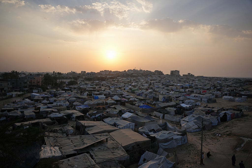 A tent camp for displaced Palestinians stretches along Zawaida in the central Gaza Strip on Tuesday, Nov. 4, 2025. (AP Photo/Abdel Kareem Hana)