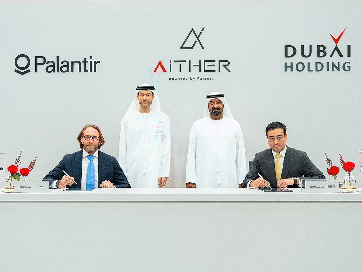 In the presence of Sheikh Ahmed bin Saeed Al Maktoum, Chairman of Dubai Holding and Mohamed bin Hadi Al Hussaini, Minister of State for Financial Affairs, the signing ceremony took place in Dubai between Amit Kaushal, Group CEO of Dubai Holding, and Noam Perski, Executive Vice President at Palantir.